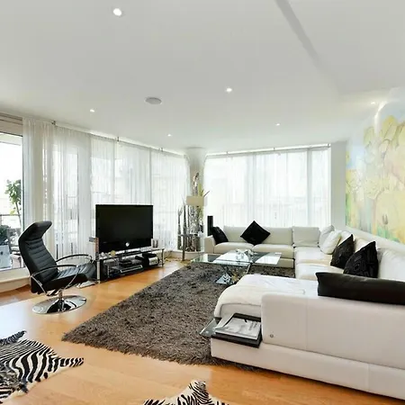 Apartment Luxury In Battersea Reach London