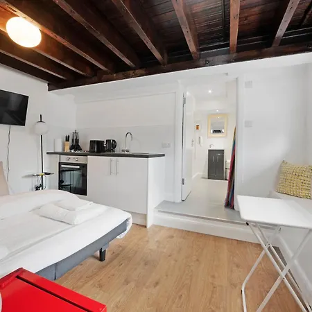 Archway Station Studio - Inexpensive Pied-a-terre Apartment
