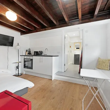 Archway Station Studio - Inexpensive Pied-a-terre Apartment *