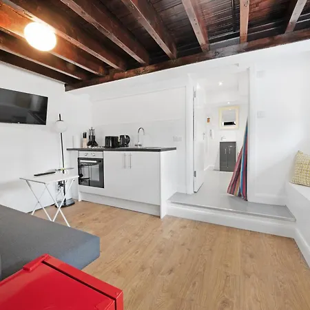 Archway Station Studio - Inexpensive Pied-a-terre Apartment *