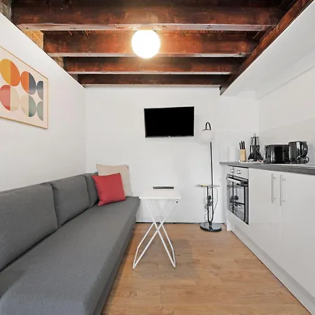 Archway Station Studio - Inexpensive Pied-a-terre Apartment London