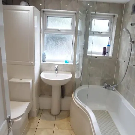 3 Bedroom House - Walthamstow Apartment
