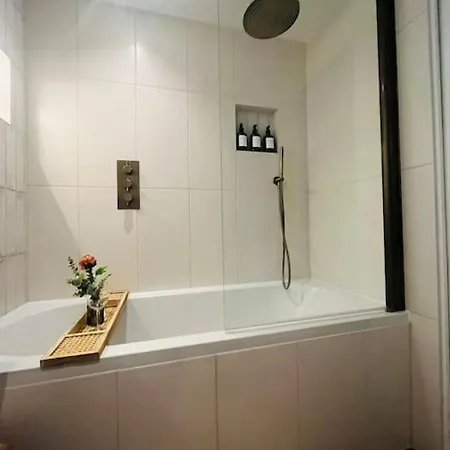 Apartment Business Near Canary Wharf London