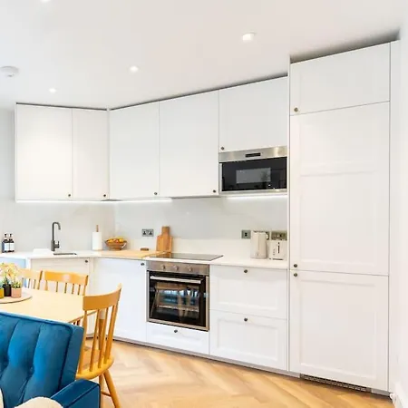Business Near Canary Wharf Apartment