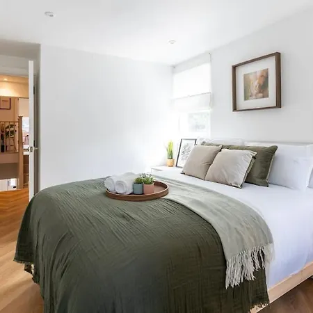 Apartment Business Near Canary Wharf