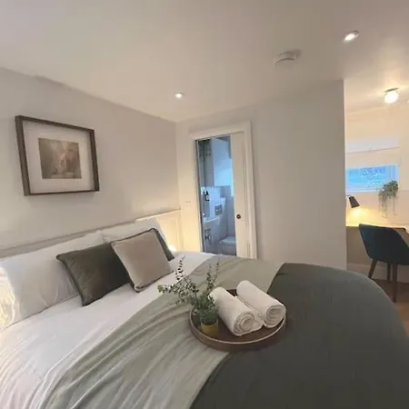 Business Near Canary Wharf Apartment *
