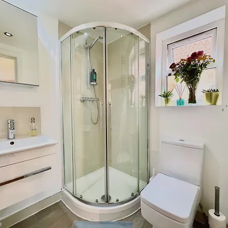 Stunning Business Travellers En-suite Bathroom Garden View