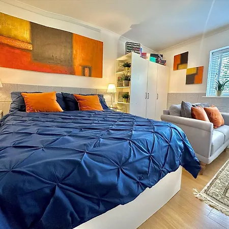 Apartment Stunning Business Travellers En-suite Bathroom Garden View