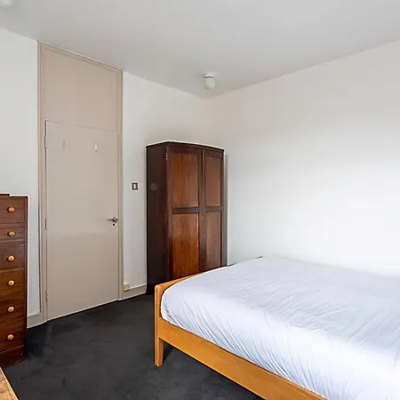 Contemporary Open Plan Penthouse Apartment *