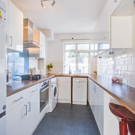 Victoria Family In Central Apartment London