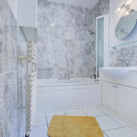 Victoria Family In Central * London