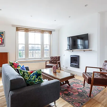 Contemporary Open Plan Penthouse Apartment *