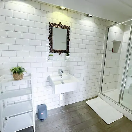 2 Bedroom Flat A Short Walk Away To Barbican Centre Near Farringdon, Old St London