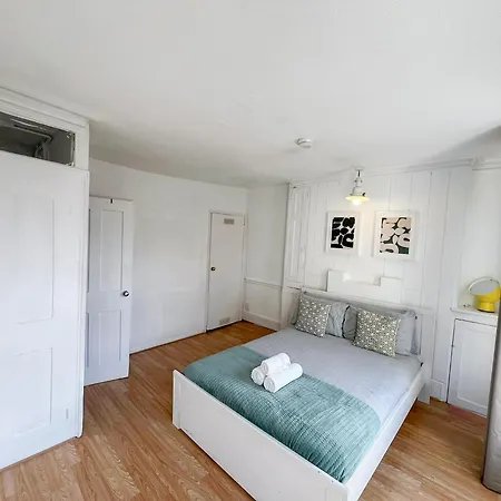 2 Bedroom Flat A Short Walk Away To Barbican Centre Near Farringdon, Old St Apartment *