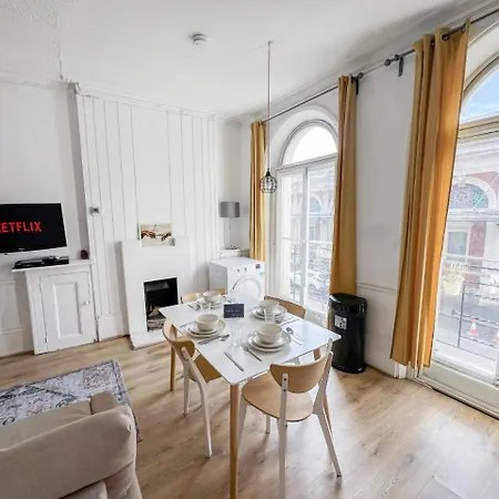 2 Bedroom Flat A Short Walk Away To Barbican Centre Near Farringdon, Old St London