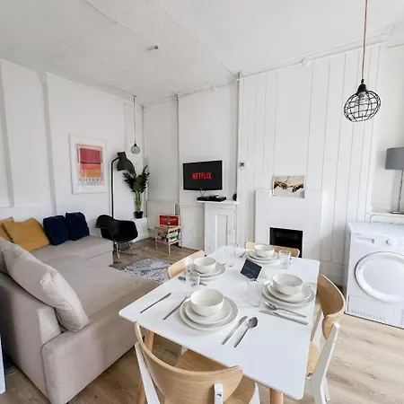 2 Bedroom Flat A Short Walk Away To Barbican Centre Near Farringdon, Old St Apartment