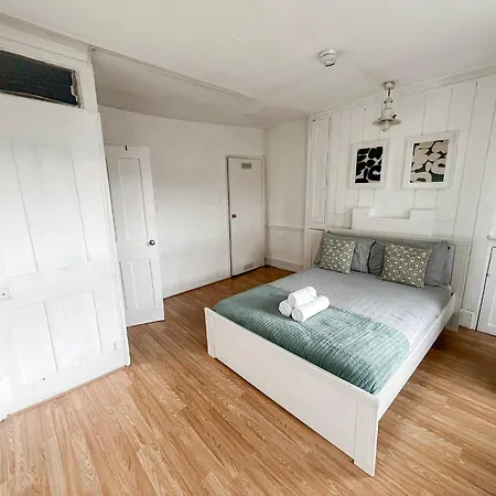 2 Bedroom Flat A Short Walk Away To Barbican Centre Near Farringdon, Old St Apartment *