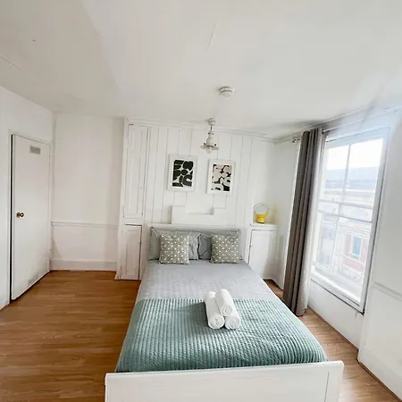 2 Bedroom Flat A Short Walk Away To Barbican Centre Near Farringdon, Old St Apartment