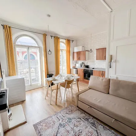 2 Bedroom Flat A Short Walk Away To Barbican Centre Near Farringdon, Old St Apartment London