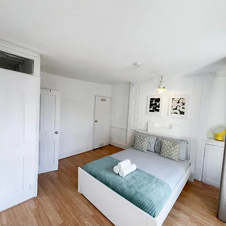 2 Bedroom Flat A Short Walk Away To Barbican Centre Near Farringdon, Old St * London