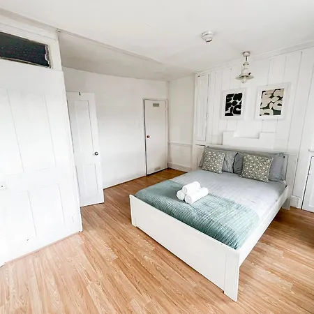 Apartment 2 Bedroom Flat A Short Walk Away To Barbican Centre Near Farringdon, Old St London
