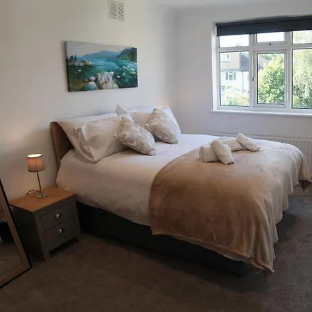 Howie's Place Apartment Raynes Park