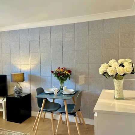 Apartment Stunning Business Travellers En-suite Bathroom Garden View *