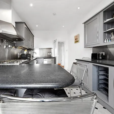 Apartment Spacious Sleep 11 With Terrace In Earls Court Ec99 London