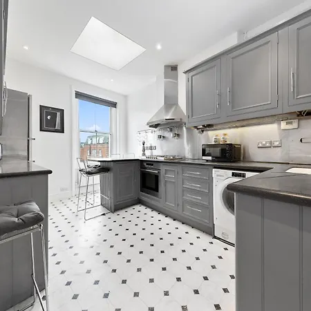 Spacious Sleep 11 With Terrace In Earls Court Ec99 * London