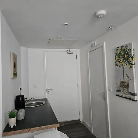 Backpackers In Delta Dpf4 Apartment