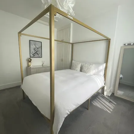 Queen Bedroom In Maida Vale Homestay *