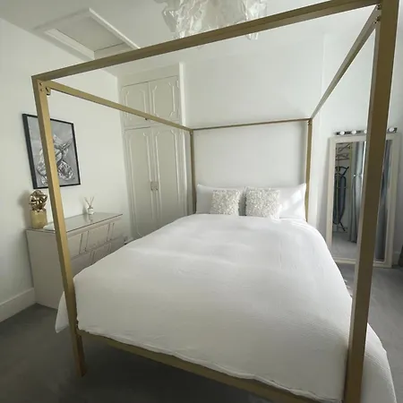Queen Bedroom In Maida Vale London
