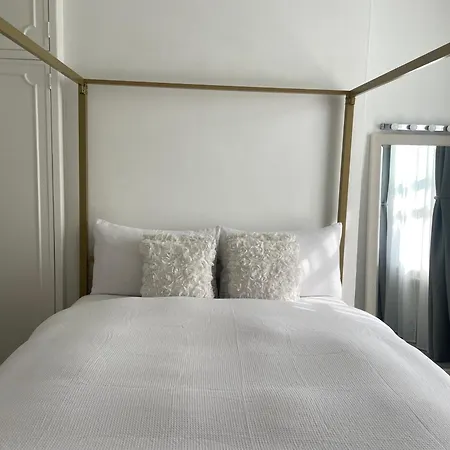 Queen Bedroom In Maida Vale Homestay *