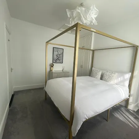Queen Bedroom In Maida Vale Homestay *