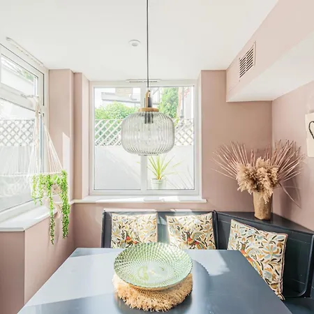 Clapham Calm 2 Bedroom Flat With Garden