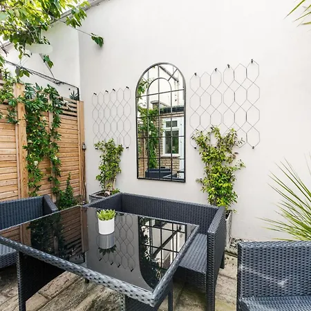 Clapham Calm 2 Bedroom Flat With Garden * London