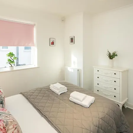 Luxury Pool House With Free Parking - Unico Residences * London
