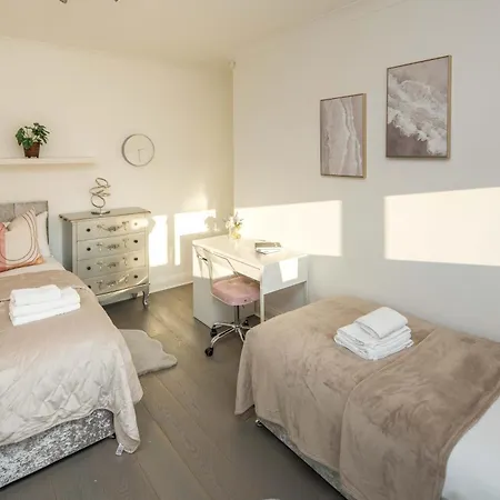 Holiday home Luxury Pool House With Free Parking - Unico Residences London