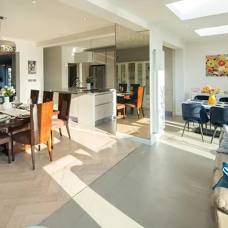 Luxury Pool House With Free Parking - Unico Residences Holiday home London