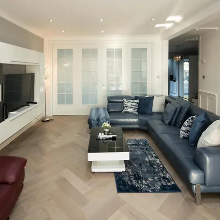 Luxury Pool House With Free Parking - Unico Residences * London