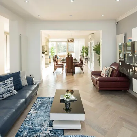 Luxury Pool House With Free Parking - Unico Residences Holiday home London