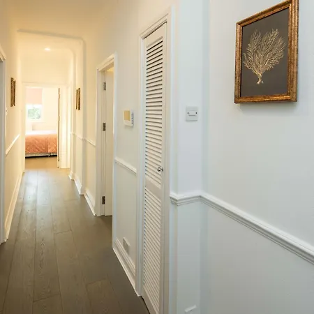 Luxury Pool House With Free Parking - Unico Residences London