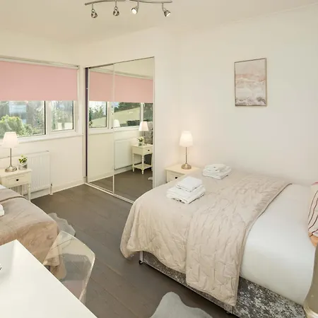 Luxury Pool House With Free Parking - Unico Residences London