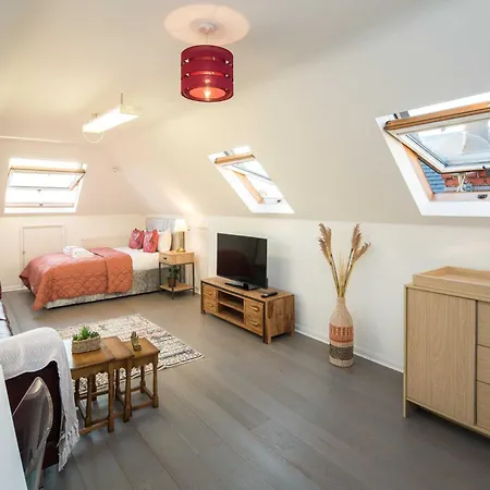 Luxury Pool House With Free Parking - Unico Residences London