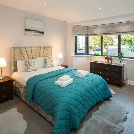 Luxury Pool House With Free Parking - Unico Residences * London