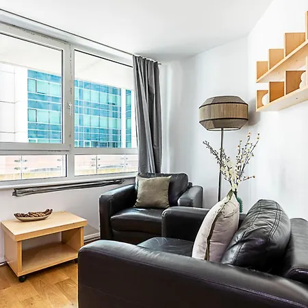 Modern Studio With Stunning City Views Apartment *