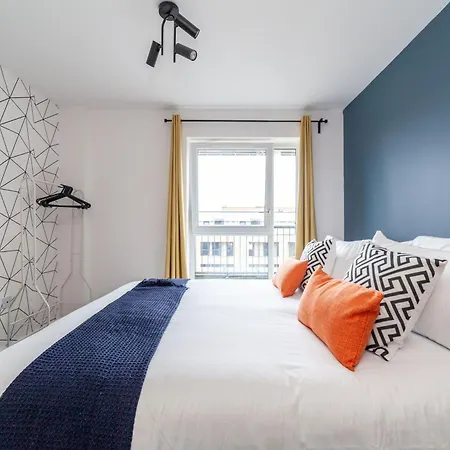 Top-rated Penthouse - King Size Bed & Free Parking Apartment