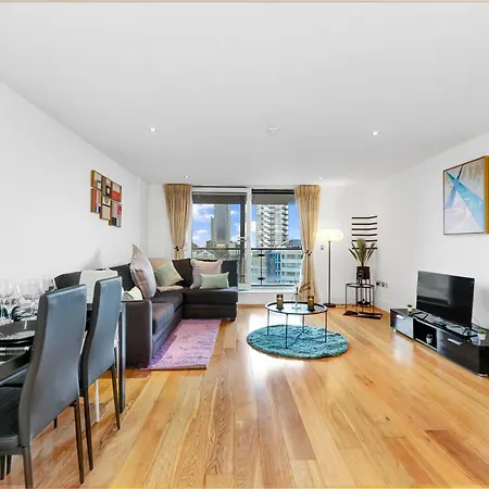 Apartment Sleeps 8, Parking, River Views, Chelsea 3 Bdr