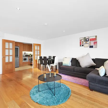 Apartment Sleeps 8, Parking, River Views, Chelsea 3 Bdr London