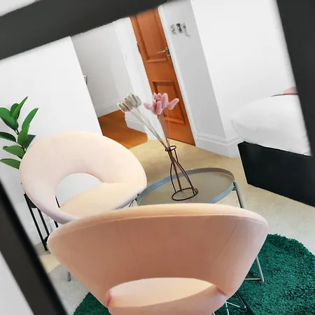 Sleeps 8, Parking, River Views, Chelsea 3 Bdr Apartment *